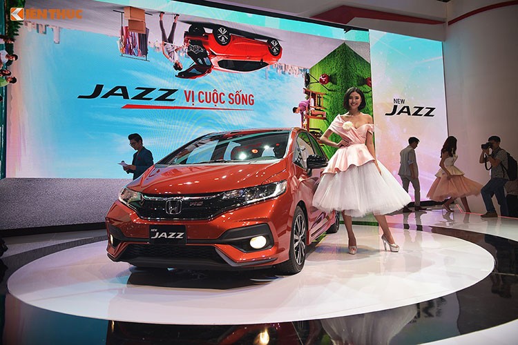 Một trong những mẫu ôtô mới tại Việt Nam trong năm 2018 có thể bạn quan tâm đó là Honda Jazz. Honda Jazz dự kiến sẽ được bán ra 3 phiên bản cấu hình, gồm V (tiêu chuẩn), VX và RS (cao cấp nhất). Tuy nhiên mức giá chính thức tại thị trường ôtô Việt vẫn chưa công bố.